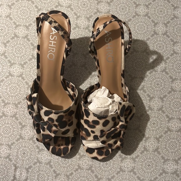 PRETTY! These shoes give your feet, ankles and legs an instantly gorgeous look - Picture 3 of 3